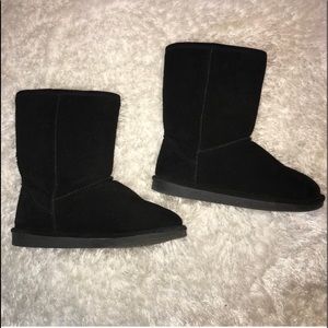 Gently used black pull on boots